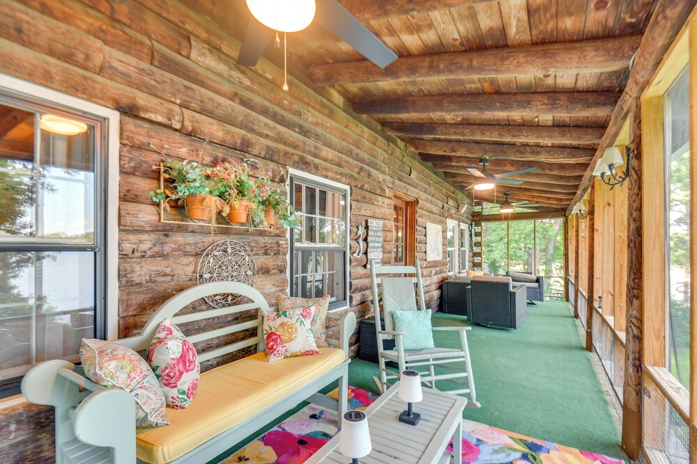 Waterfront Cabin on Lake Sinclair w/ Private Dock!