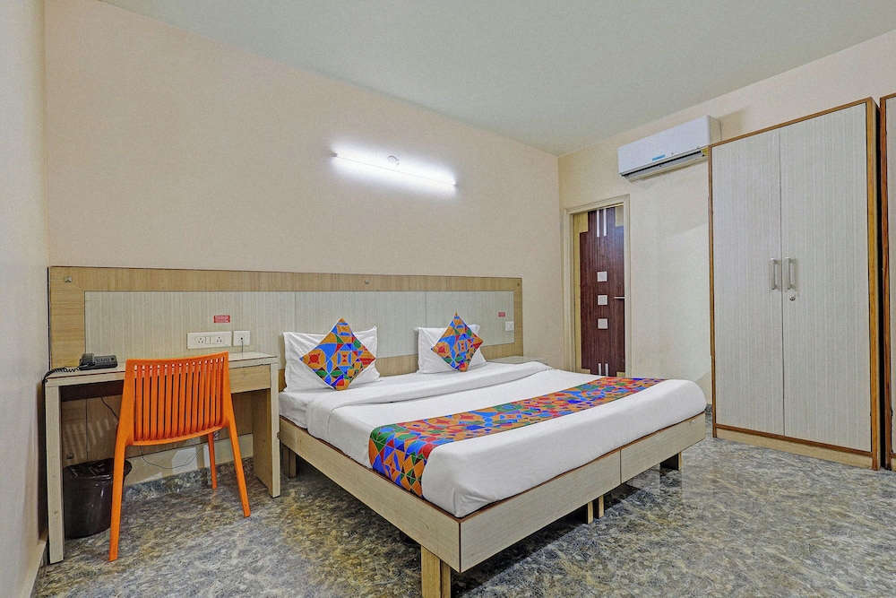 Fabhotel Crown Inn I