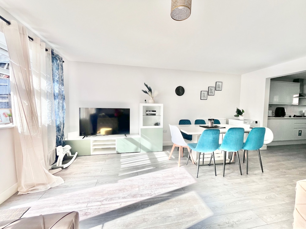 House - Sleeps 12 - Hot tub - Pool Table - Parking