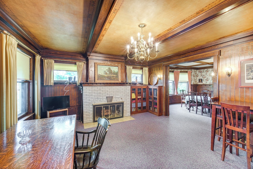 2 Mi to Lake Erie: Spacious Retreat Near Cafes!