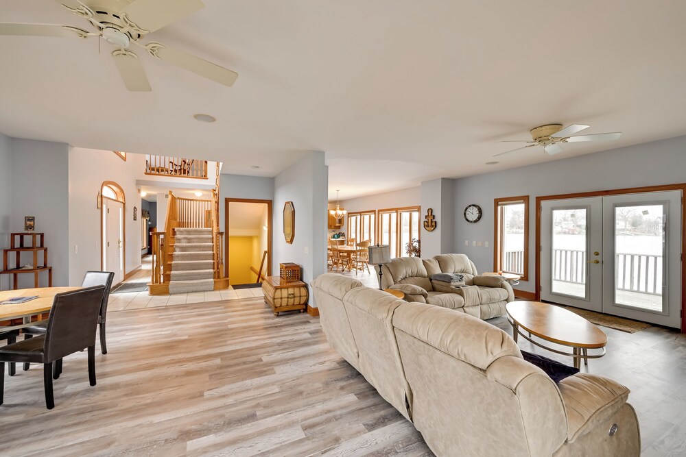 Hot Tub & Dock: Waterfront Lake Hamilton Home
