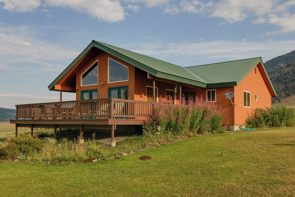 Cozy Henrys Lake Escape - 20 Miles to Yellowstone! view 5