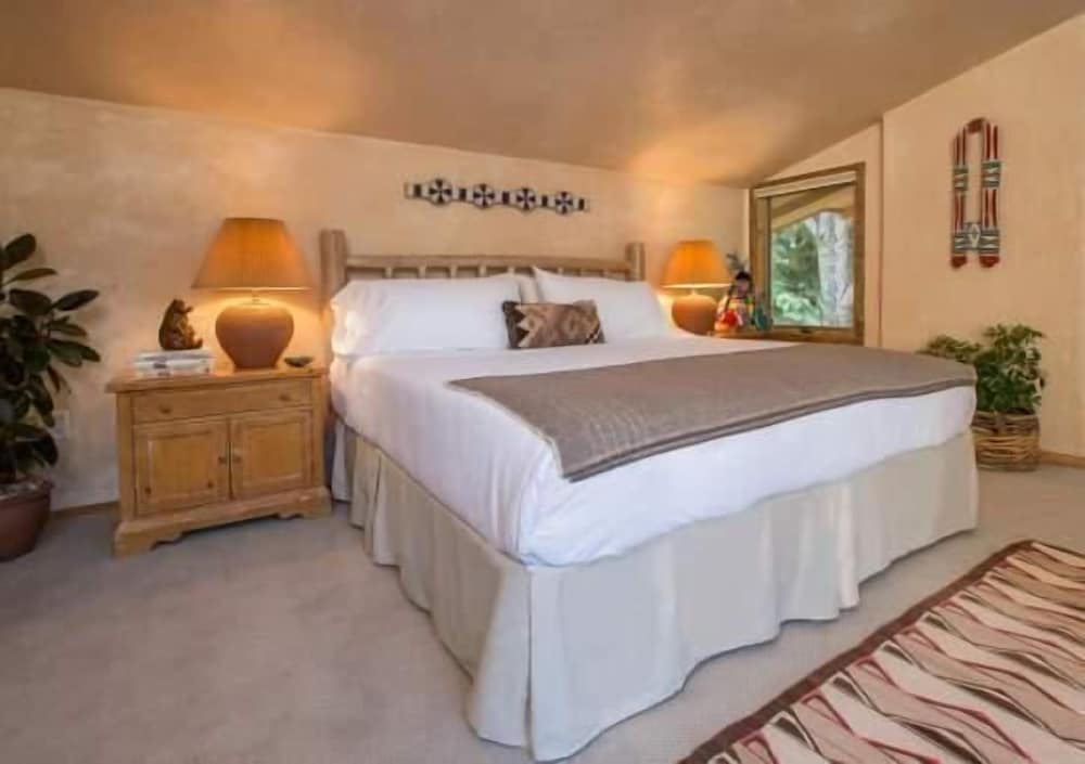 Penthouse with Panoramic Views of Vail Mountain and the Gore Range by RedAwning