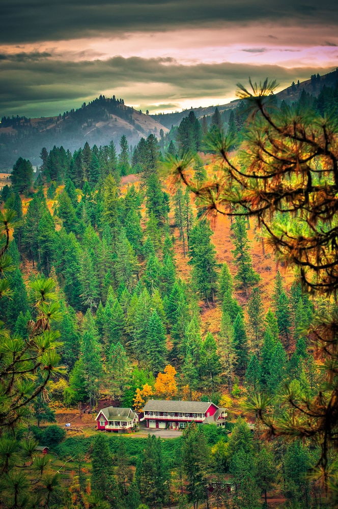 Hearthstone Elegant Lodge by the River