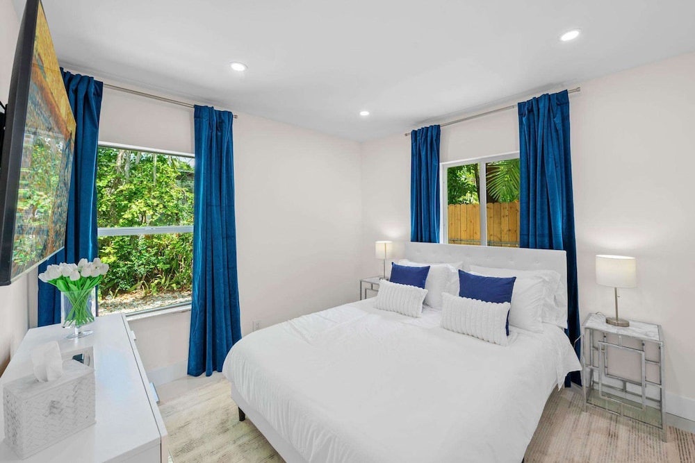 Uhost AI 4-unit Gem Mins to Las Olas Beach