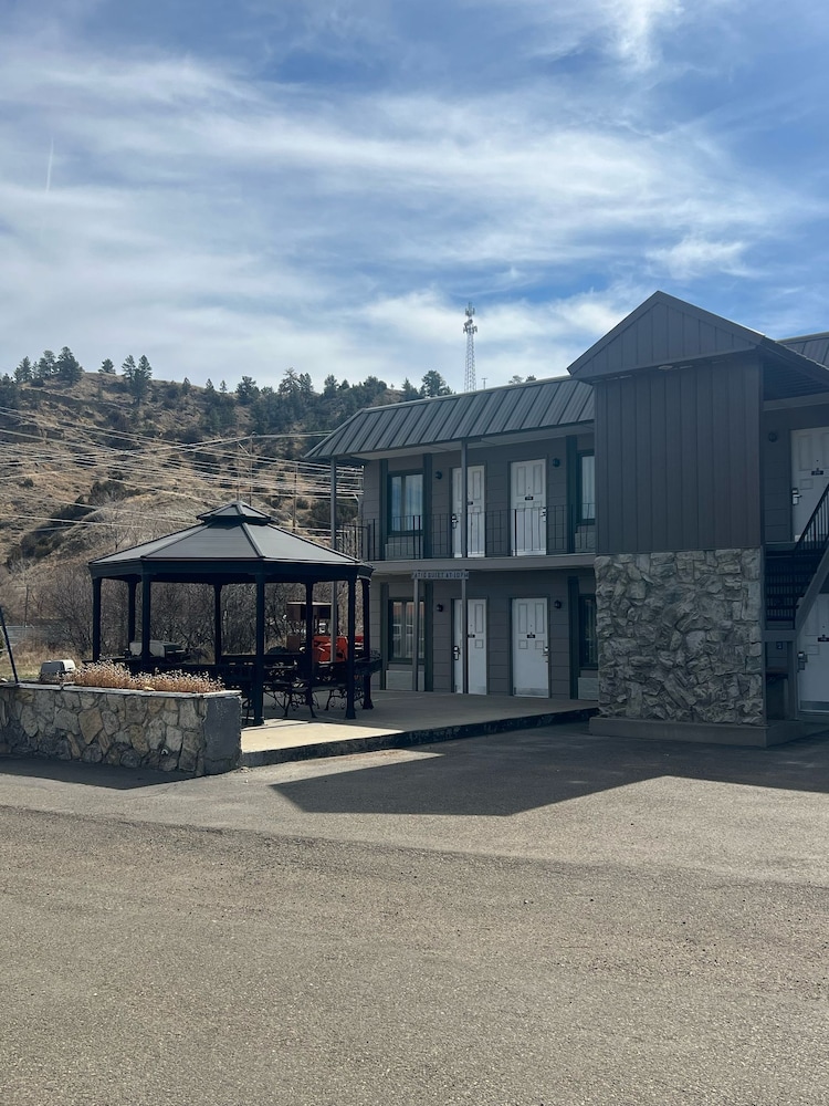 Sundowner Inn by Capital O Forsyth I 94