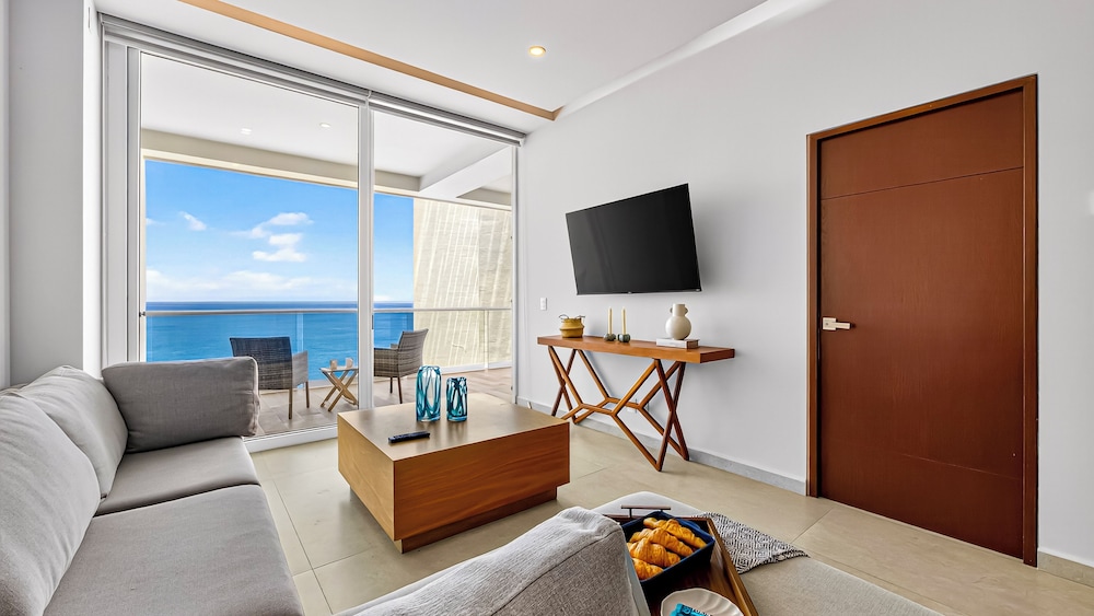 Beachfront 2BR - Pools & Balcony Views