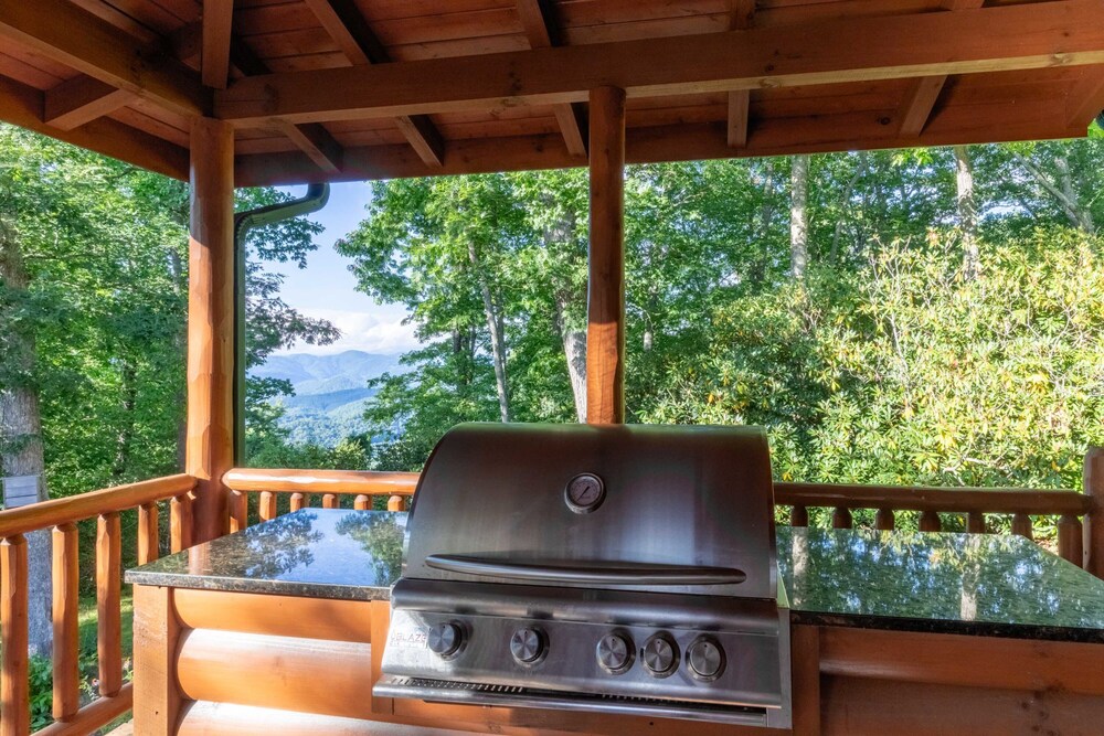 Luxury 4200 Sqft Log Cabin on 50 Acres Sleeps 16