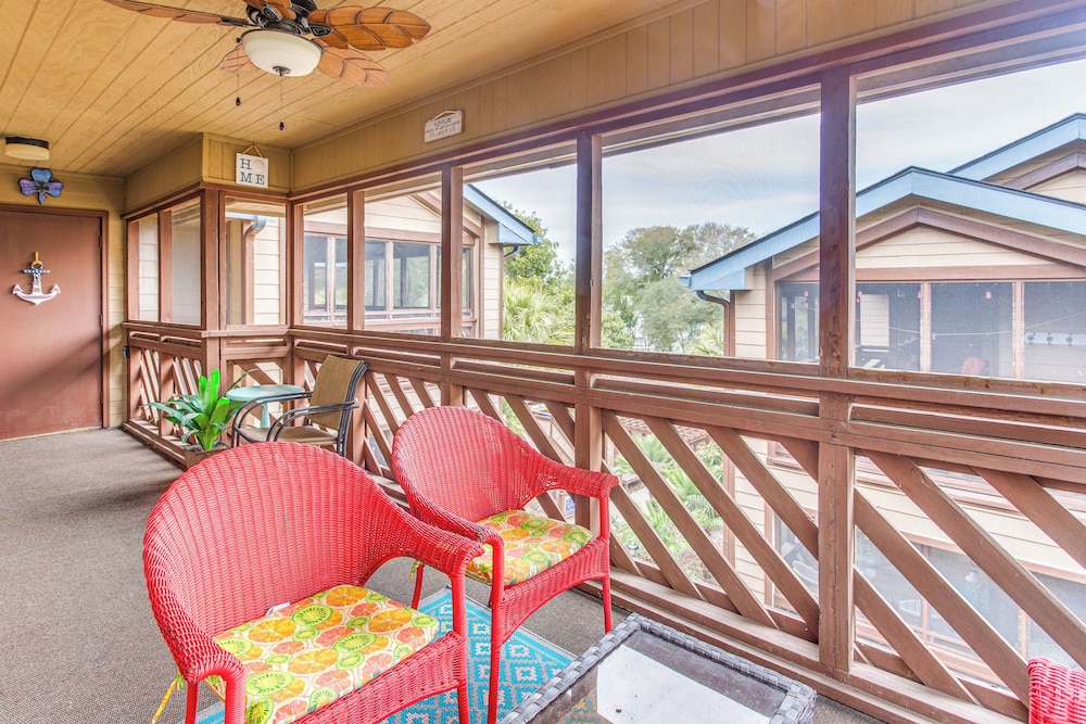 Walk to Ocean: Condo w/ 2 Pools in Myrtle Beach