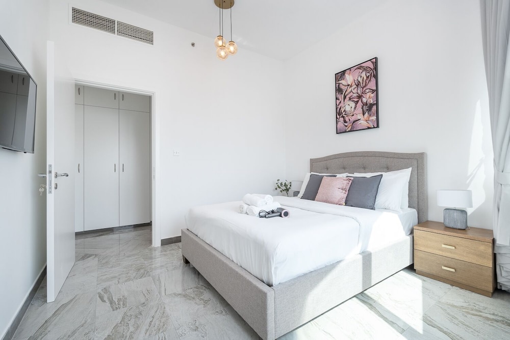 Dubai Marina - Stunning Huge 4 Bedroom Apts Near JBR - Gym - Pool - Parking by Sojo Stay