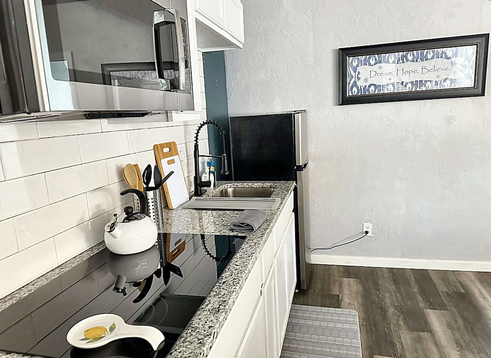 Clean Cozy 1-bedroom Near Plaza District 32C