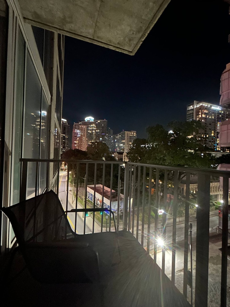 Mid-town Luxury Apt High Rise Gym Pool Parking