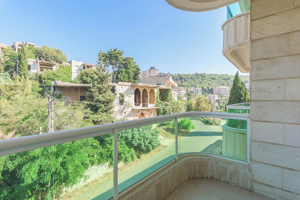 Glint 3-Bedroom Apartment & Balcony in Aley