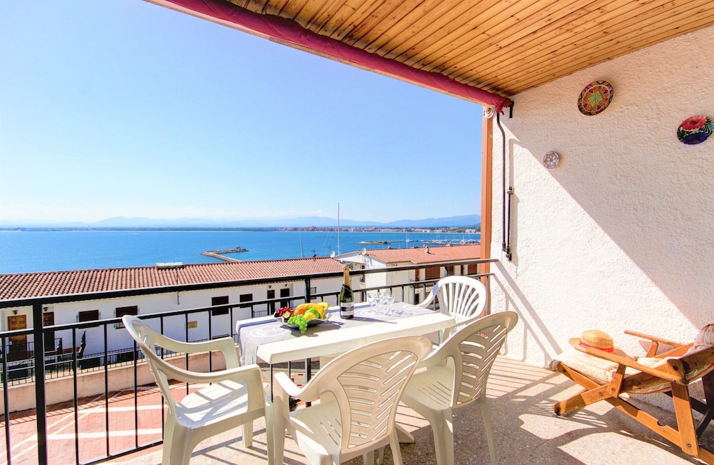 Apartment in Roses Near Beach