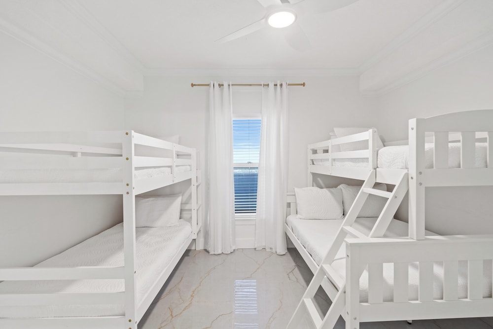 Twin Palms by Book That Condo