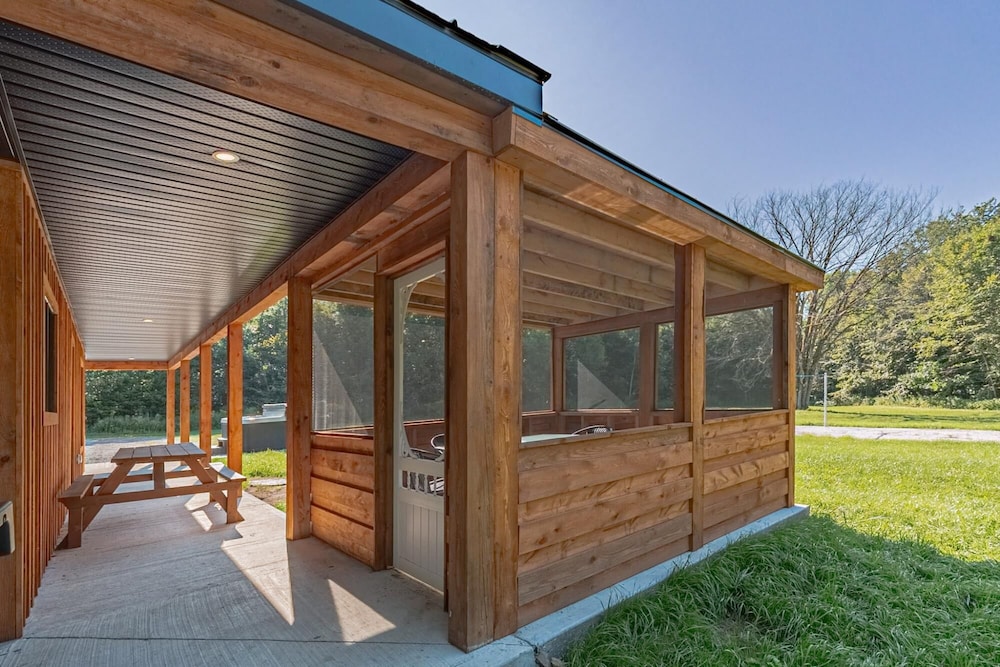 The Corzo - Modern Farmhouse With hot tub