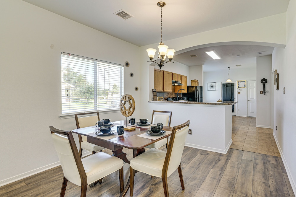 < 1 Block to Park: Family-friendly Houston Home!