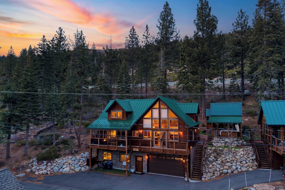 Denton by Avantstay Hot Tub, Deck w/ Fire Pit Near Skiing & Lake!