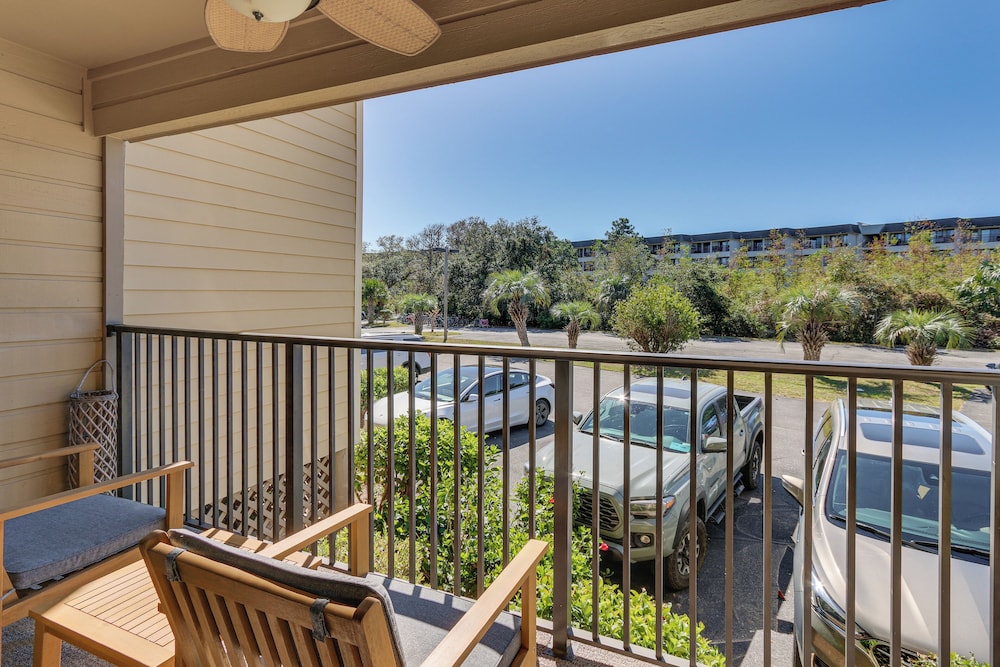 Pool, Tennis & Gym: Resort Condo in Hilton Head!