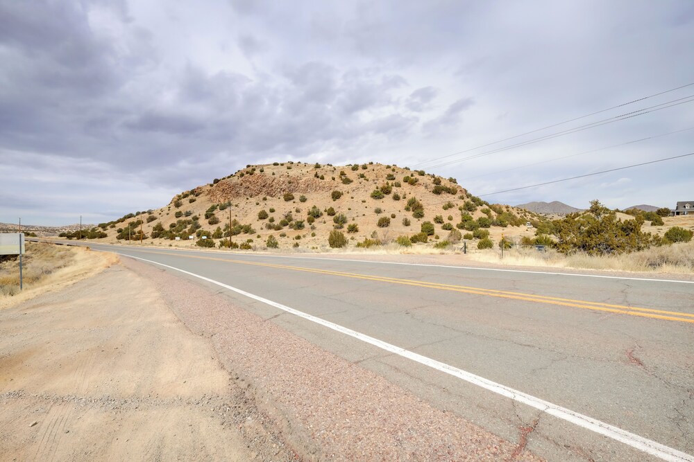 Near Hiking: Dog-friendly Studio in Los Cerrillos
