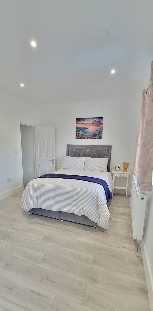 Dagenham - House - Sleeps 4 - Garden - City Centre
