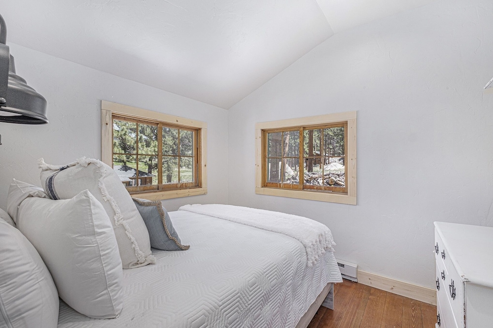 Niwot Cabin - Stay In Rocky Mountain National Park - Estes Park - New Listing - 22-zone3298 2 Bedroom Cabin by RedAwning view 5