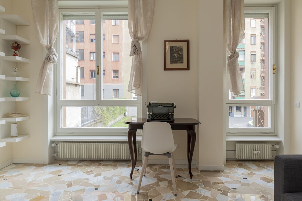 JOIVY Modern 2bed flat with balcony, 250m from M5 Foppa and M2 Sant'Agostino