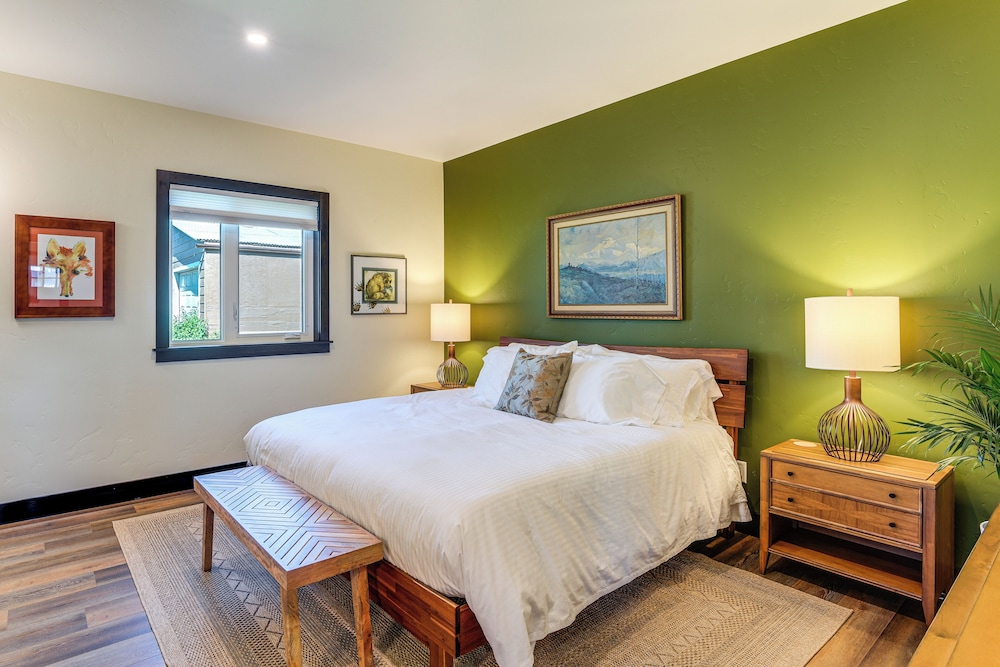 2 Mi to Dtwn Palmer: Custom Valley Home w/ Garage