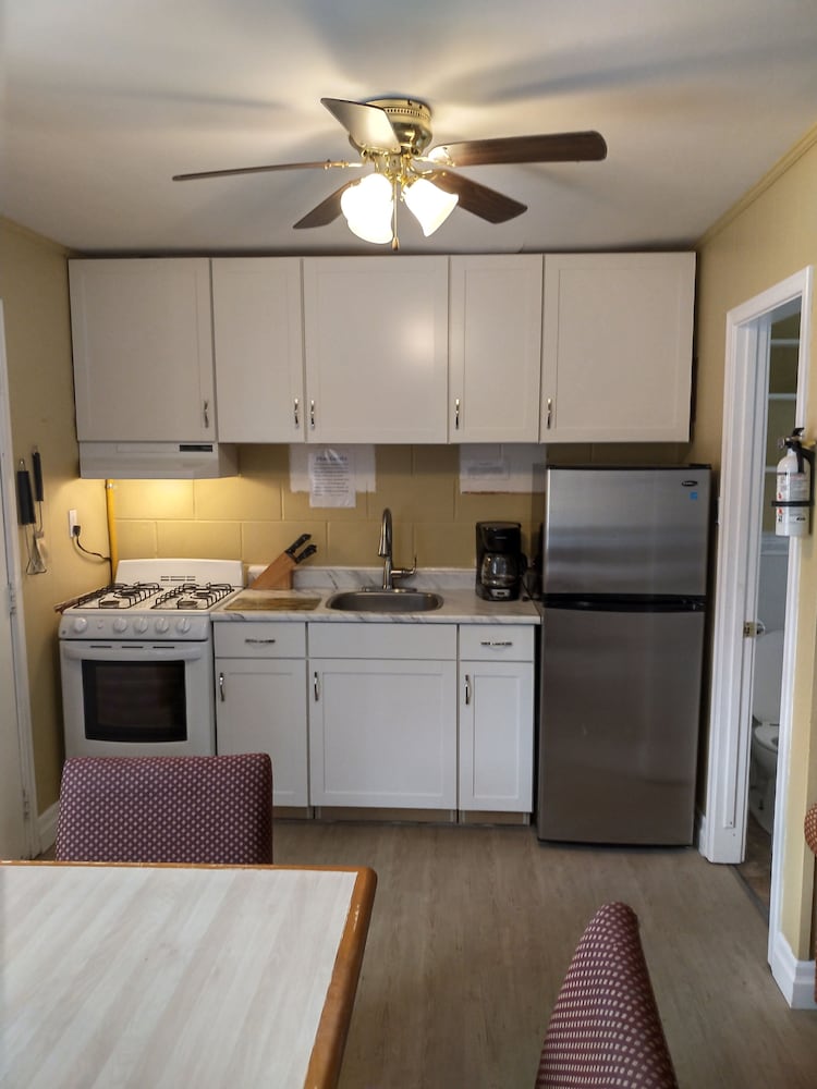 The Pinewood - Adult Getaway by the Lake