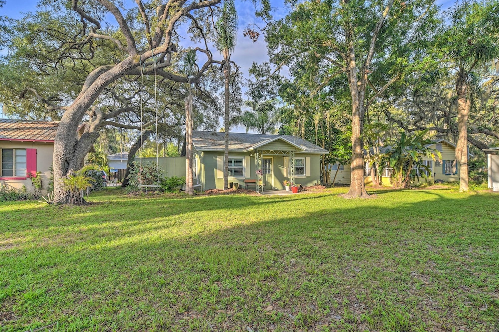 Quiet Crystal Beach Hideaway - Steps to Shoreline! view 2