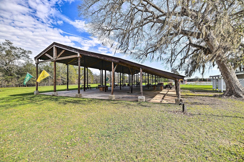 Trinity River Cottage w/ Deck + Water Views