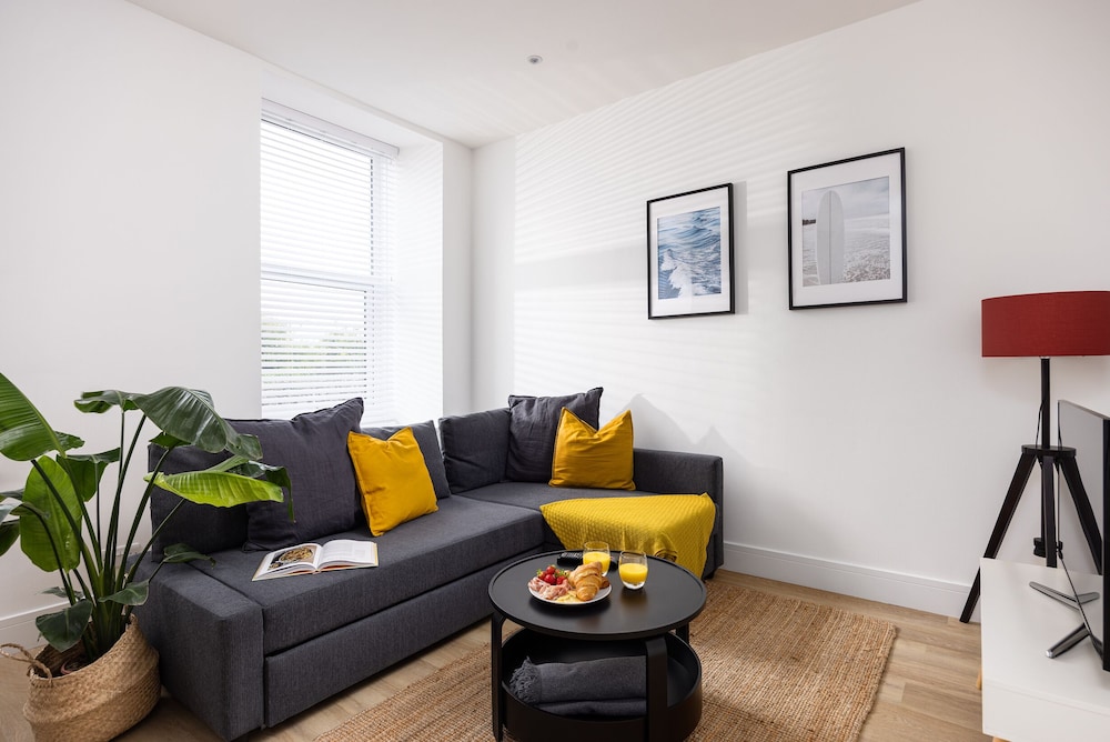 Plymouth City Centre Apartment-Sleeps 4 view 3