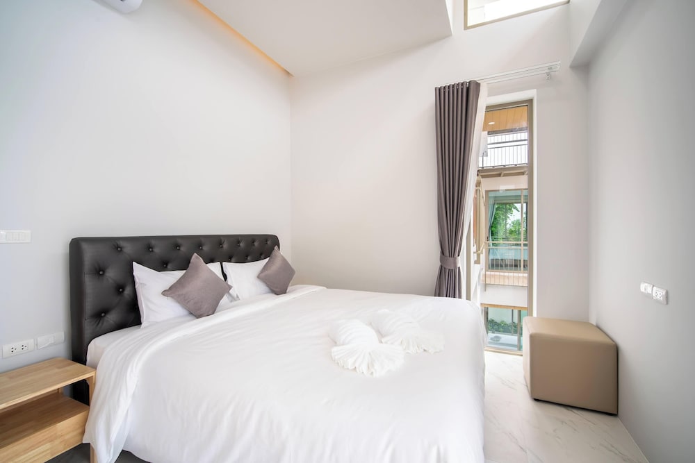 Classic Modern Pool Villas Rawai 3BR