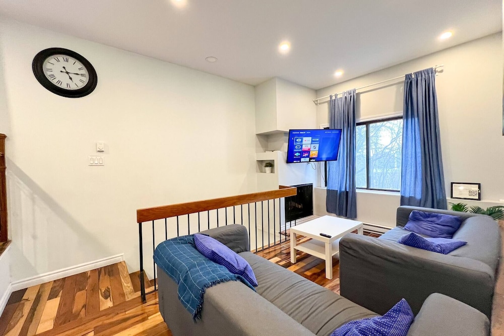 Chic Townhome With Garage Dt Mtl