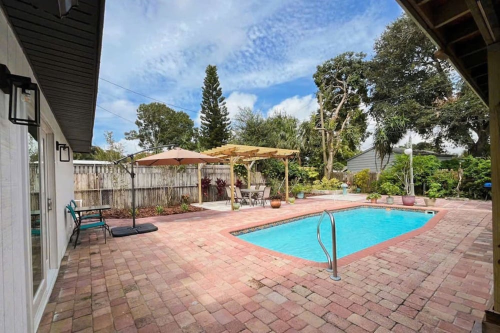Pool Home in Seminole 5miles to Beach