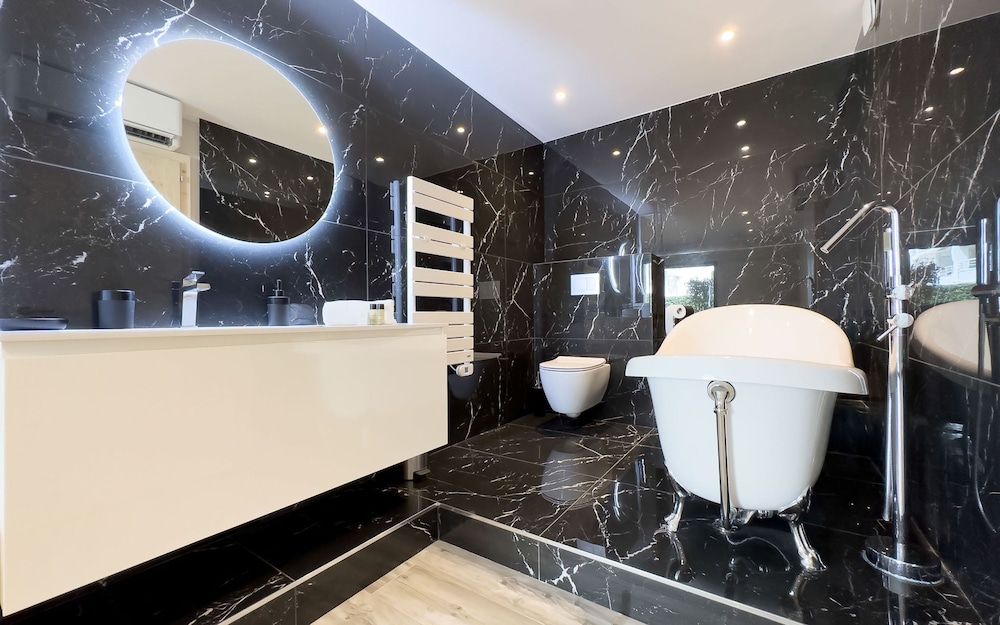 Le First in Cannes With 2 Bedrooms and 2 Bathrooms