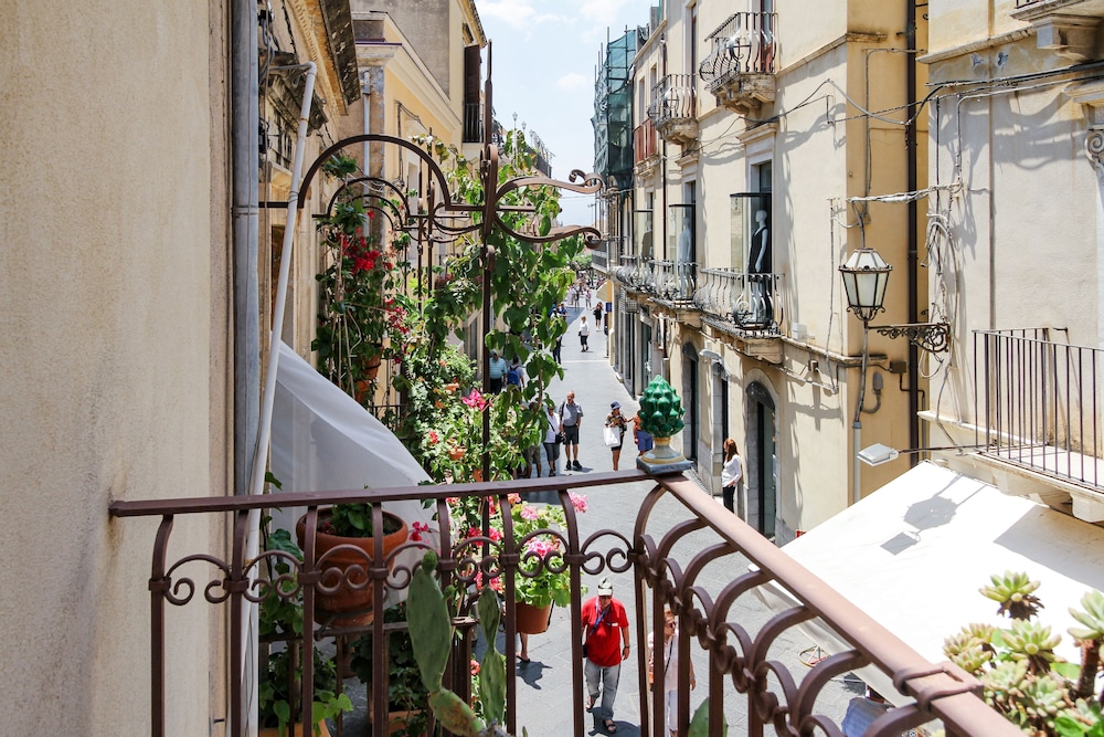 Corso Umberto en Taormina — human