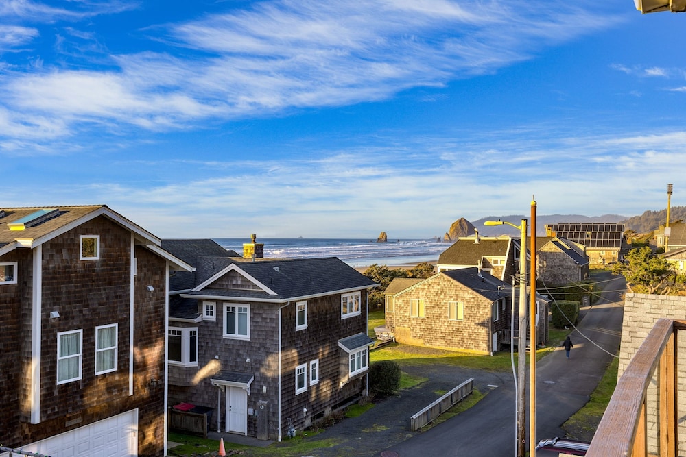 Pacific Breeze Ocean Views Steps to Cannon Beach Airy Coastal Retreat