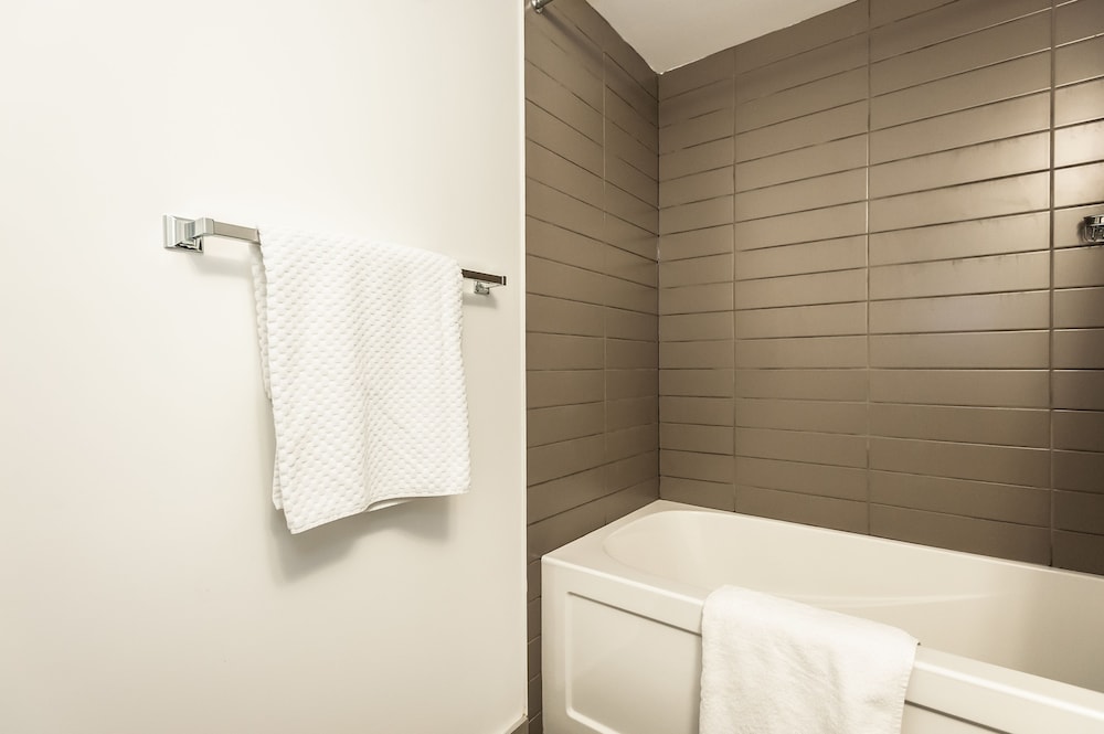 Life Suites - Fort York Central Condo