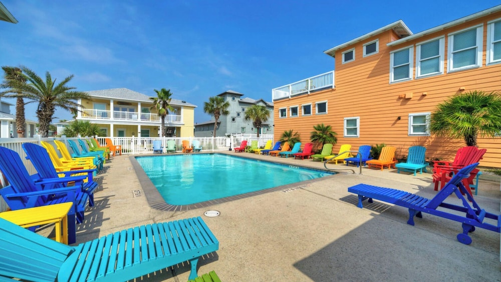 Walk to the Beach Ocean Views, Balcony Dining & Open Living Beachview 54 by Avantstay