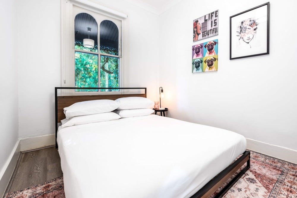Contemporary 2-bed House in Trendy Enmore