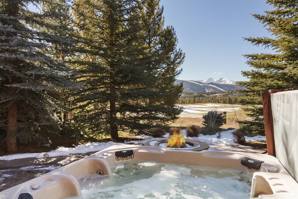 Twin Peaks Lodge Views Hot Tub Golf Ski Log Construction view 2