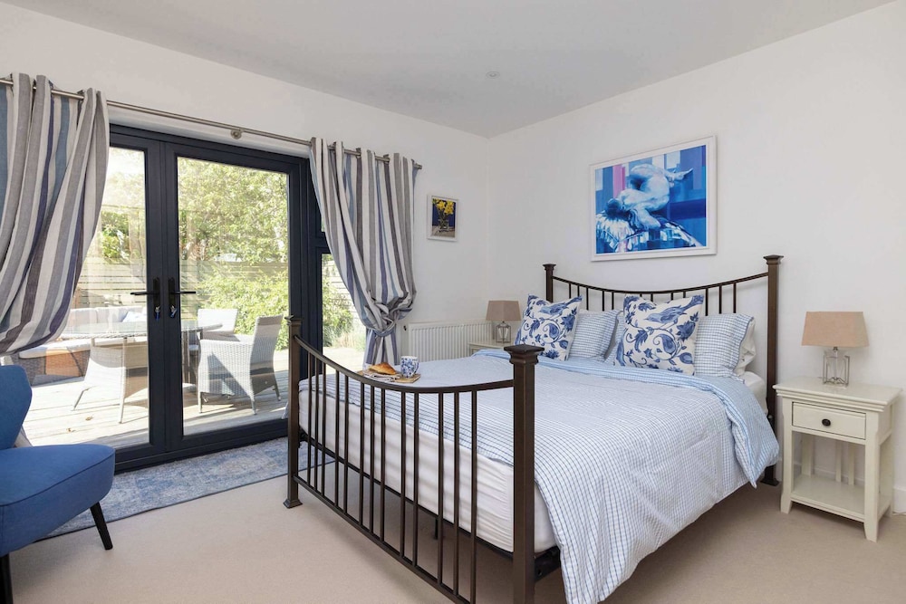 Spacious Coastal Retreat for 10 in West Wittering
