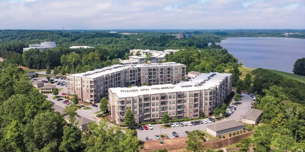Landing Weston Lakeside Apartments