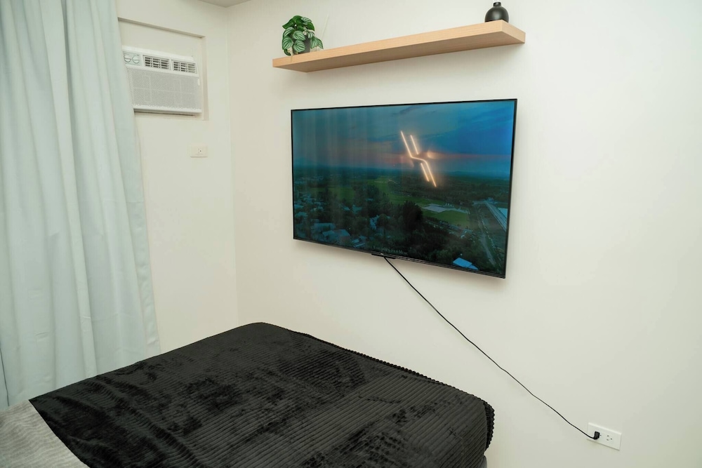 2-bedroom Elegant Condo With Sunrise & Mountain View