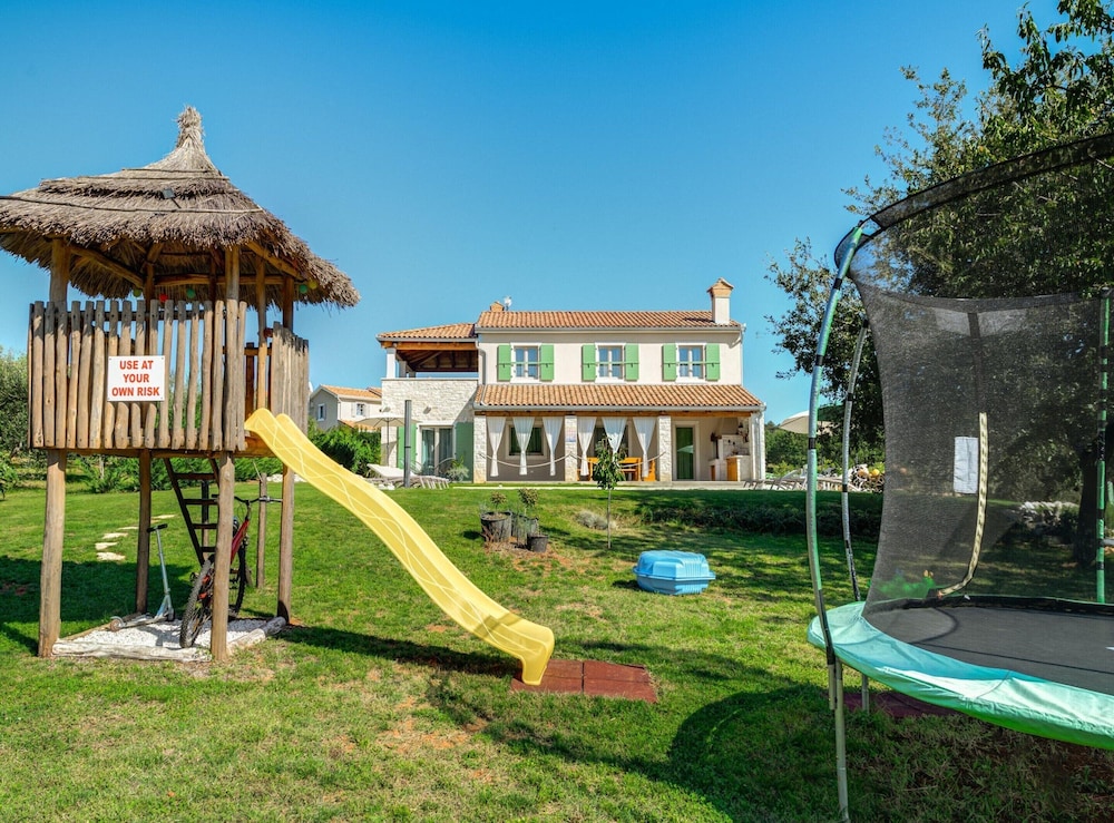 Villa in Srebrnici With Pool Near Marea Beach