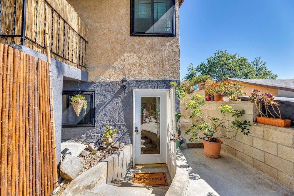 5 Mi to Dtwn Los Angeles: Apt w/ Outdoor Space!