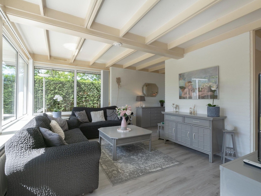 Welcoming Bungalow With Garden