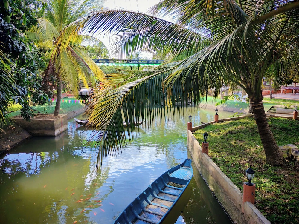 Rooster Mekong Resort