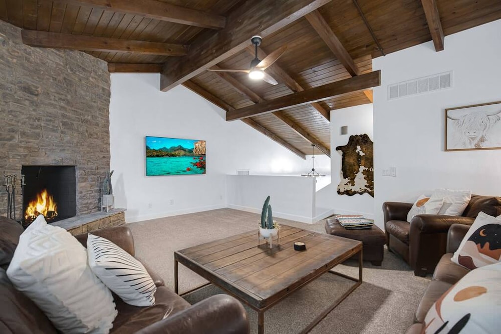 Huge Golf Course Home-free Heated Pool Theatre Gym